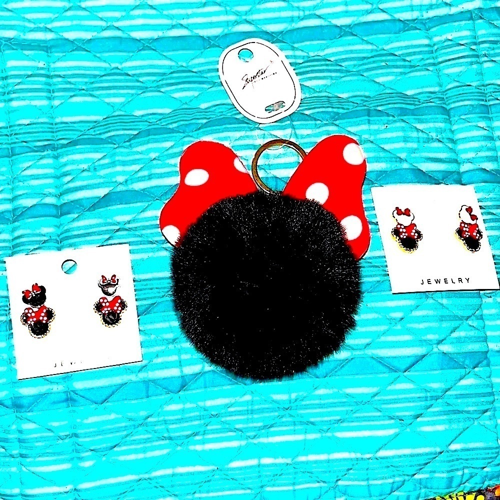🆕 Minnie Mouse 4 Earrings and Keychain Bundle